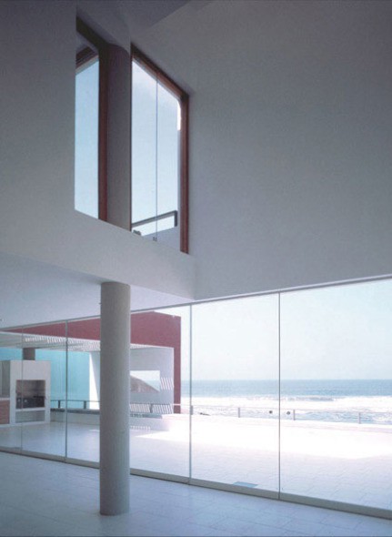 Cuidadoso diseño en casa de playa en Cañete Perú S. Barclay - J. P. Crousse 